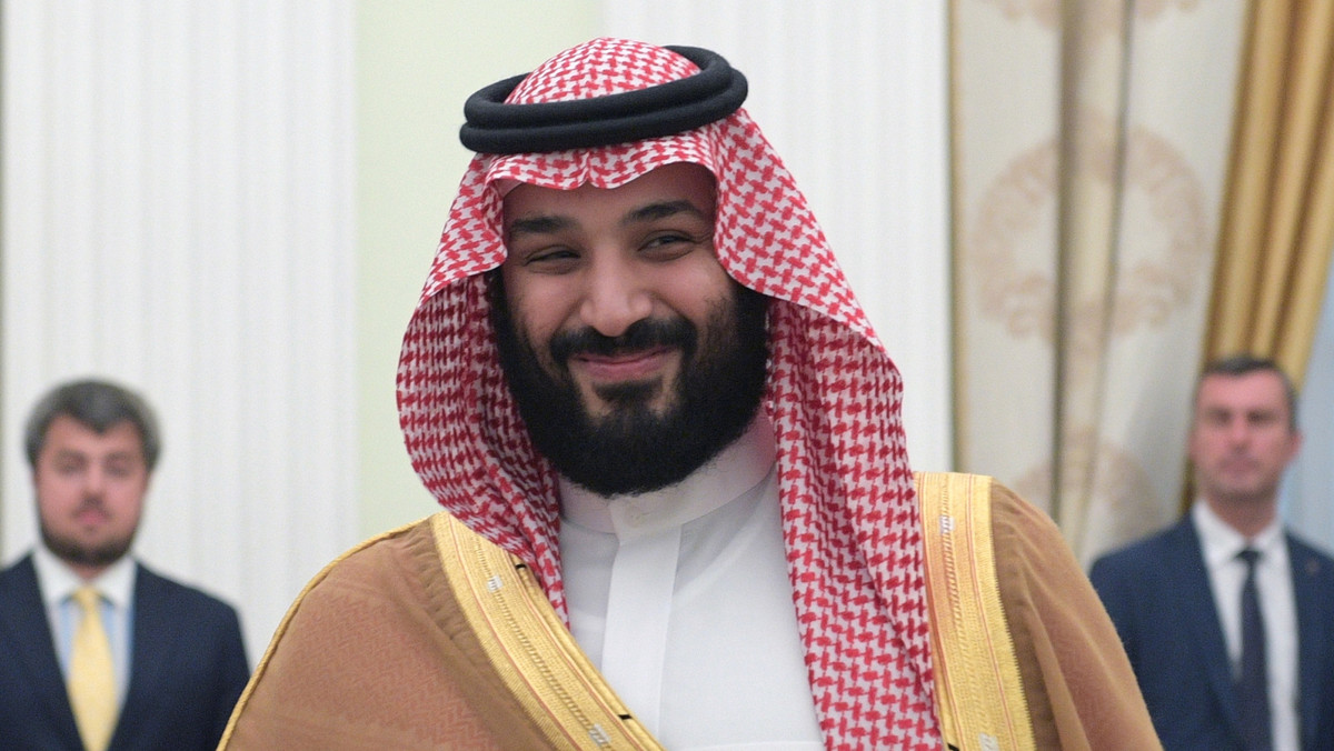 Daham al-Enzi napisał w saudyjskiej gazecie internetowej al-Khaleeg, że w Jerozolimie powinna zostać otwarta ambasada saudyjska, a następca tronu Mohammad bin Salman powinien wystąpić w Knesecie. W niedzielę artykuł ten wywołał mieszane reakcje w mediach.