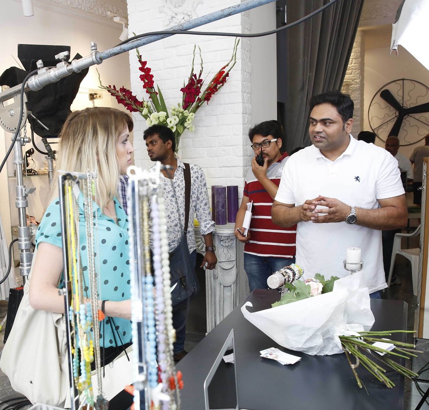 Reditelj sa delom ekipe na setu