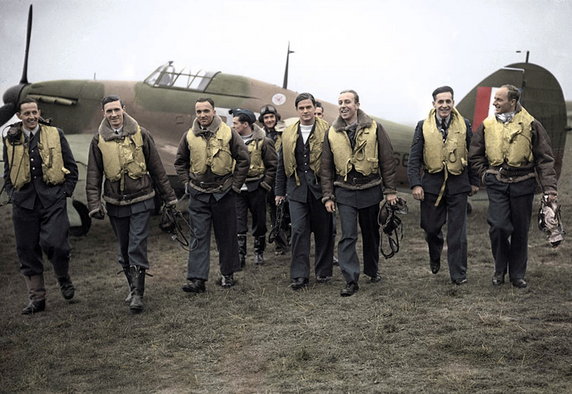 Piloci Dywizjonu 303. Od lewej: Ferić, Kent, Grzeszczak, Radomski, Zumbach, Łukuciewski, Henneberg, Rogowski, Szaposznikow (1940, domena publiczna).