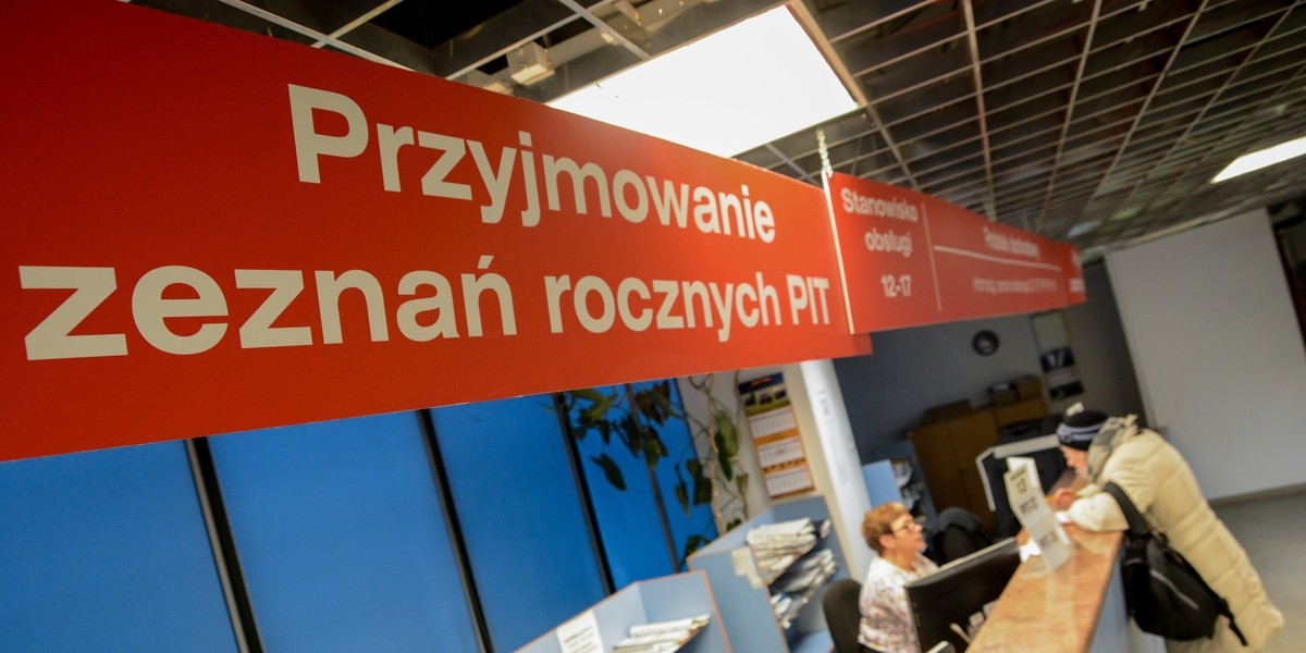 Sprzedaż domu lub mieszkania podlega opodatkowaniu. W jakim formularzu PIT wykazać sprzedaż nieruchomości i jaki podatek należy zapłacić?