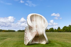 Eight Eight (2004), Anish Kapoor, irański onyks, 281 x 195 x 146 cm