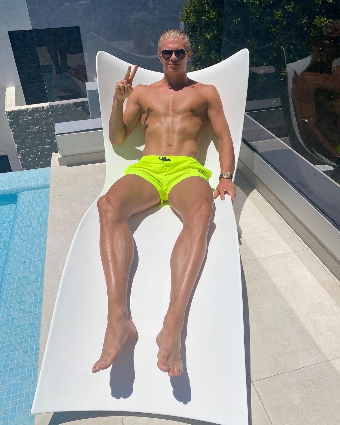 Nórsky futbalista Erling Haaland tie zaujať na ihrisku i mimo neho. 