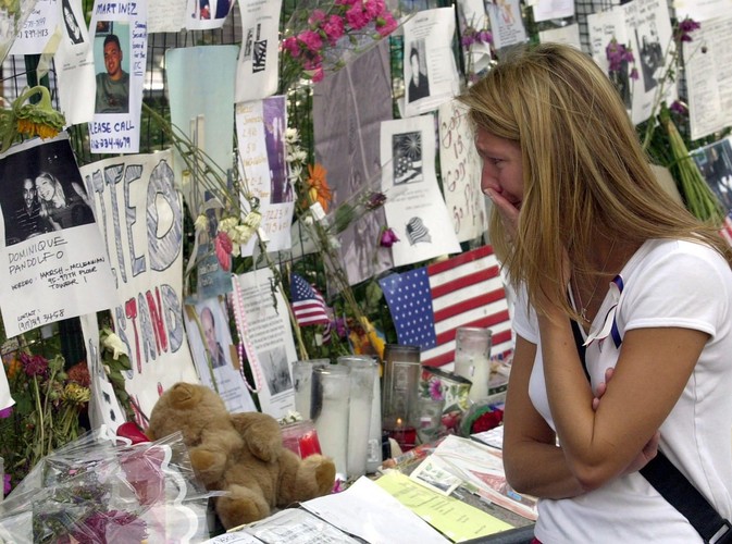 Kobieta płacze przed ścianą na Union Square w Nowym Jorku, gdzie rodziny ofiar umieszczały kartki z informacjami o bliskich zaginionych podczas zamachów z 11 września 2001
