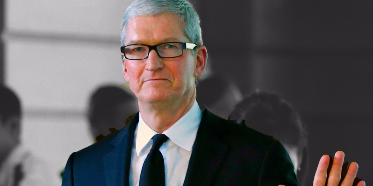 Apple Inc CEO Tim Cook waves after meeting with Japan's Prime Minister Shinzo Abe at Abe's official residence in Tokyo, Japan, October 14, 2016.