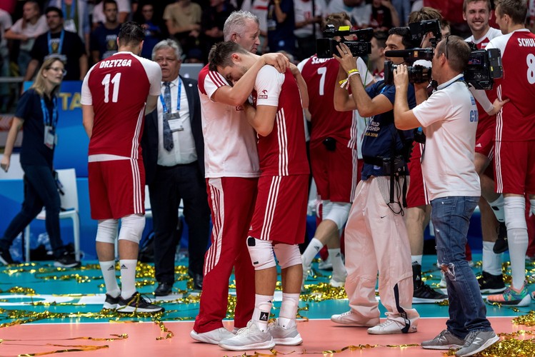 Wzruszeni i szczęśliwi - trener siatkarskiej reprezentacji Polski Vital Heynen (L) oraz kapitan drużyny narodowej Michał Kubiak (P)