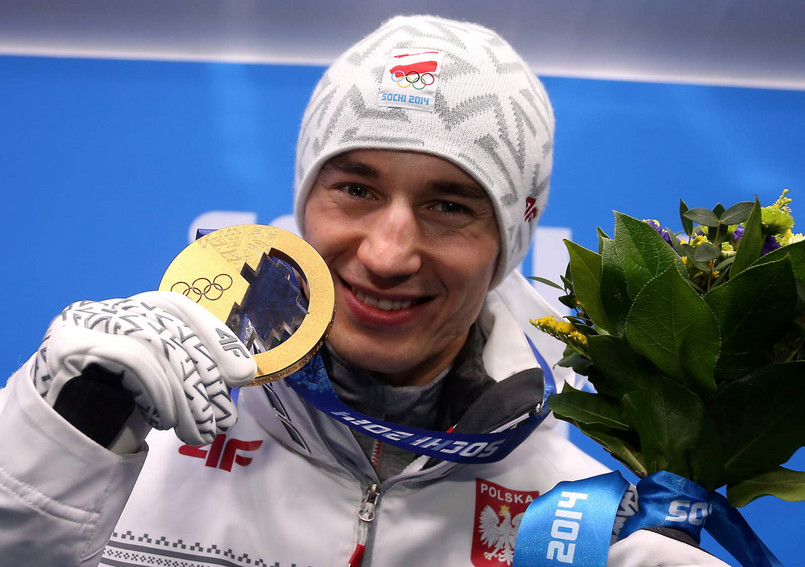 Kamil Stoch ze złotym medalem w Soczi. Fot. EPA/HOW HWEE YOUNG/PAP/EPA