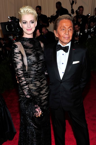 Anne Hathaway i Valentino Garavani na gali MET