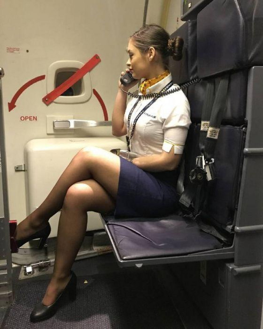 Seksowne stewardessy chwalą się atutami