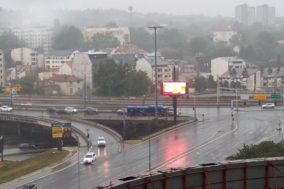 (FOTO, VIDEO) JAKA KIŠA RASHLADILA BEOGRAD  Temperatura drastično pala za samo sat vremena, ulice poplavljene, saobraćaj u kolapsu