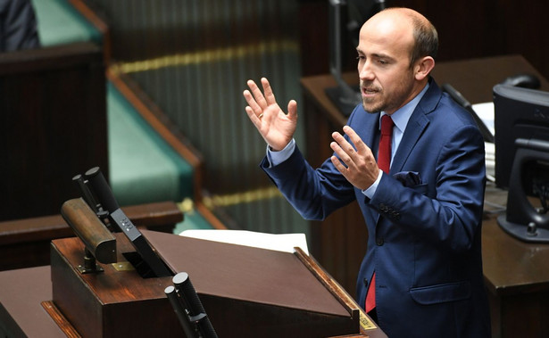 Na piątkowej konferencji prasowej Budka stwierdził, że PiS "kompromituje się nawet we własnej ustawie", a ustawa o SN powinna podlegać ponownemu rozpatrzeniu w Sejmie