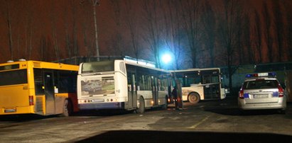 Makabra. Kierowca zmiażdżony przez autobusy