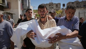 Nabil Abu Labda nosi telo svoje šestogodišnje ćerke, Menne Alah Abu Labde, koja je poginula u izraelskom vazdušnom napadu