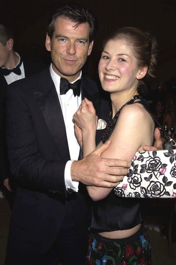 James Bonddal, azaz Pierce Brosnannel az Unicef gáláján.