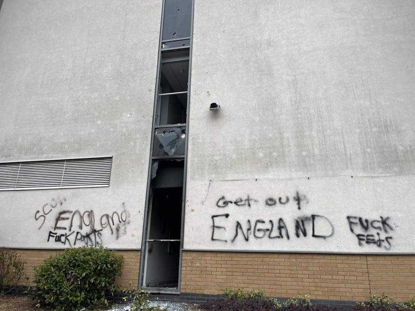 'Marš iz Engleske', piše na grafitu na zidu hotela gde su migranti u Stafordširu | Foto: BBC