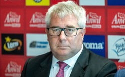 Ostre spadki PiS w sondażach. Czarnecki podaje powód