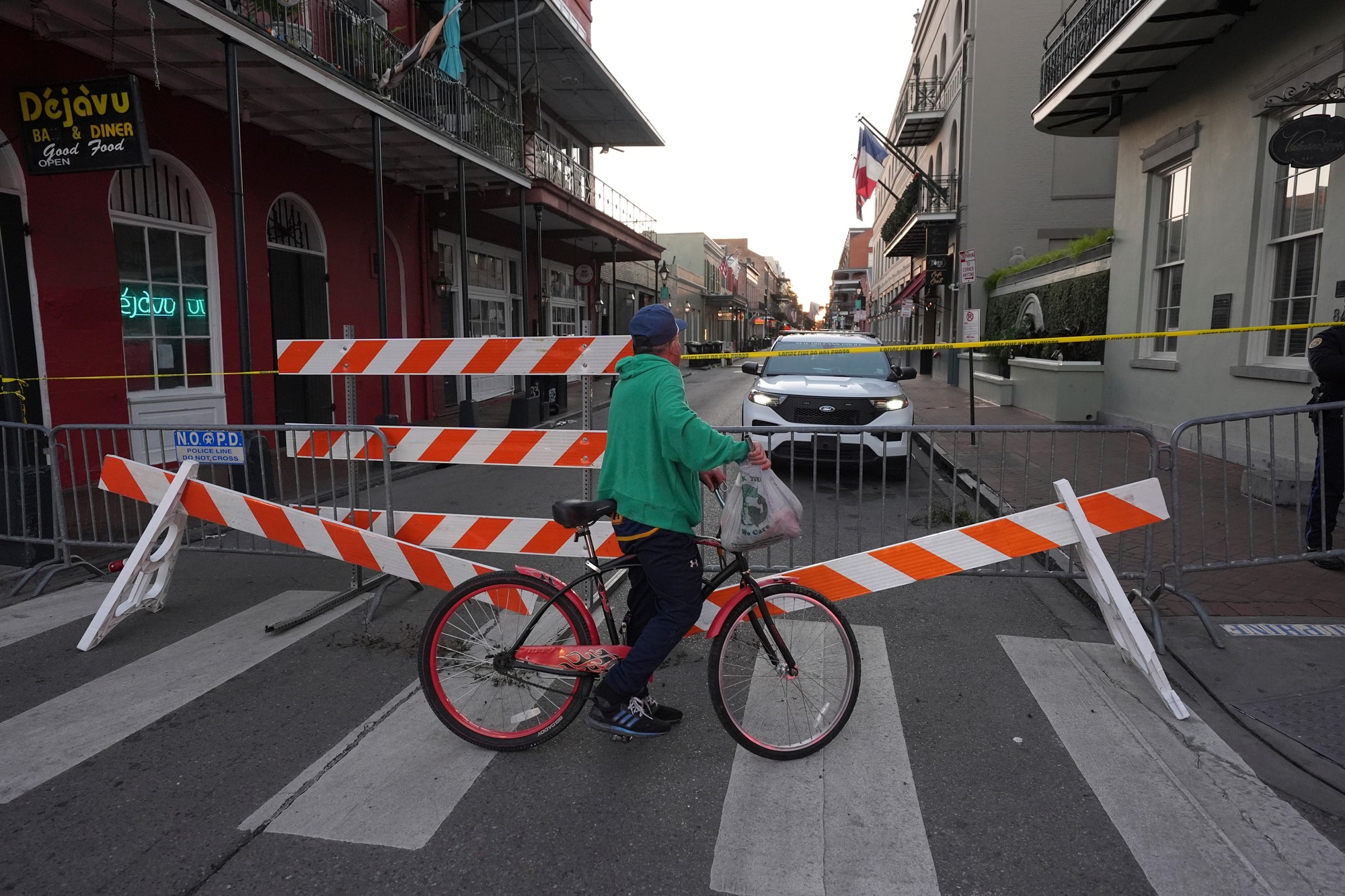 Muž vrazil autom v New Orleans do davu ľudí.