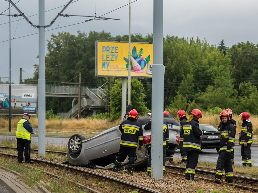 Dachowanie volkswagena na Włókniarzy w Łodzi