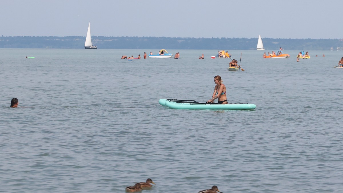 Drámai pillanatok a balatonlellei szabadstrandon: egy idős férfi rosszul lett a vízben