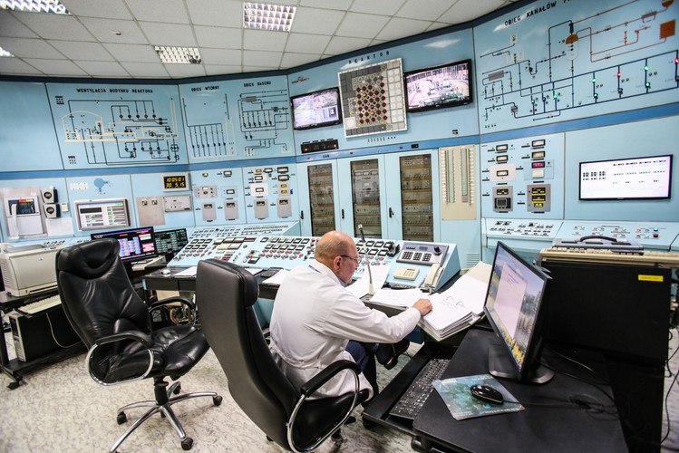 Dni Otwarte na terenie Narodowego Centrum Badań Jądrowych w Świerku - sterownia w budynku reaktora 'Maria' (mr) PAP/Leszek Szymański