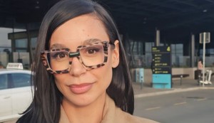 Edita Aradinović na aerodromu