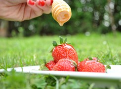 Idealne na majówkę. Leki prosto z kuchni: miód, ogórek, herbata...