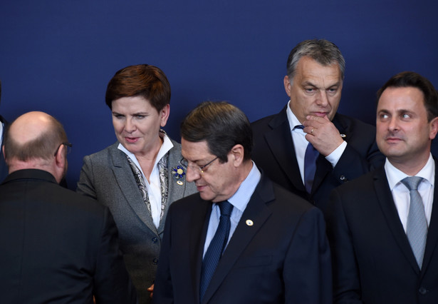 Beata Szydło i Martin Schulz podczas wspólnego zdjęcia z uczestnikami szczytu UE w Brukseli.