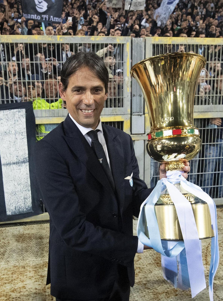 Simone Inzagi sa trofejom Kupa Italije