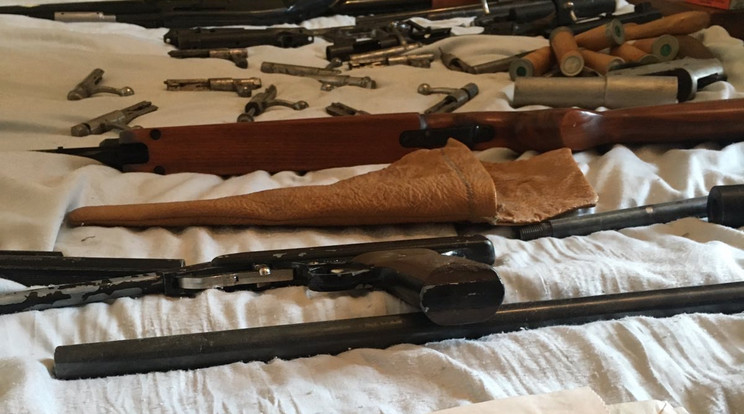 Több száz lőszert és fegyveralkatrészt találtak az idős férfinél Velencén./ Fotó: Police.hu