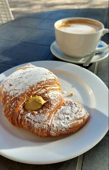 "Jedno z klasycznych włoskich śniadań-rogalik i cappuccino"