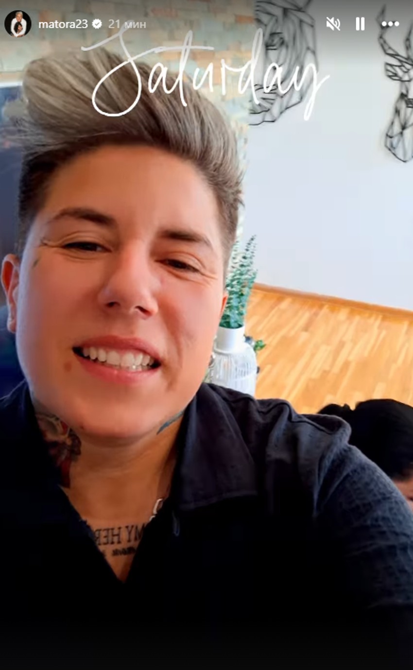 Jovana Tomić Matora i Dragana otvaraju poklone