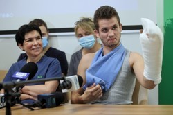 Po ataku maczetą stracił rękę. Teraz wychodzi ze szpitala