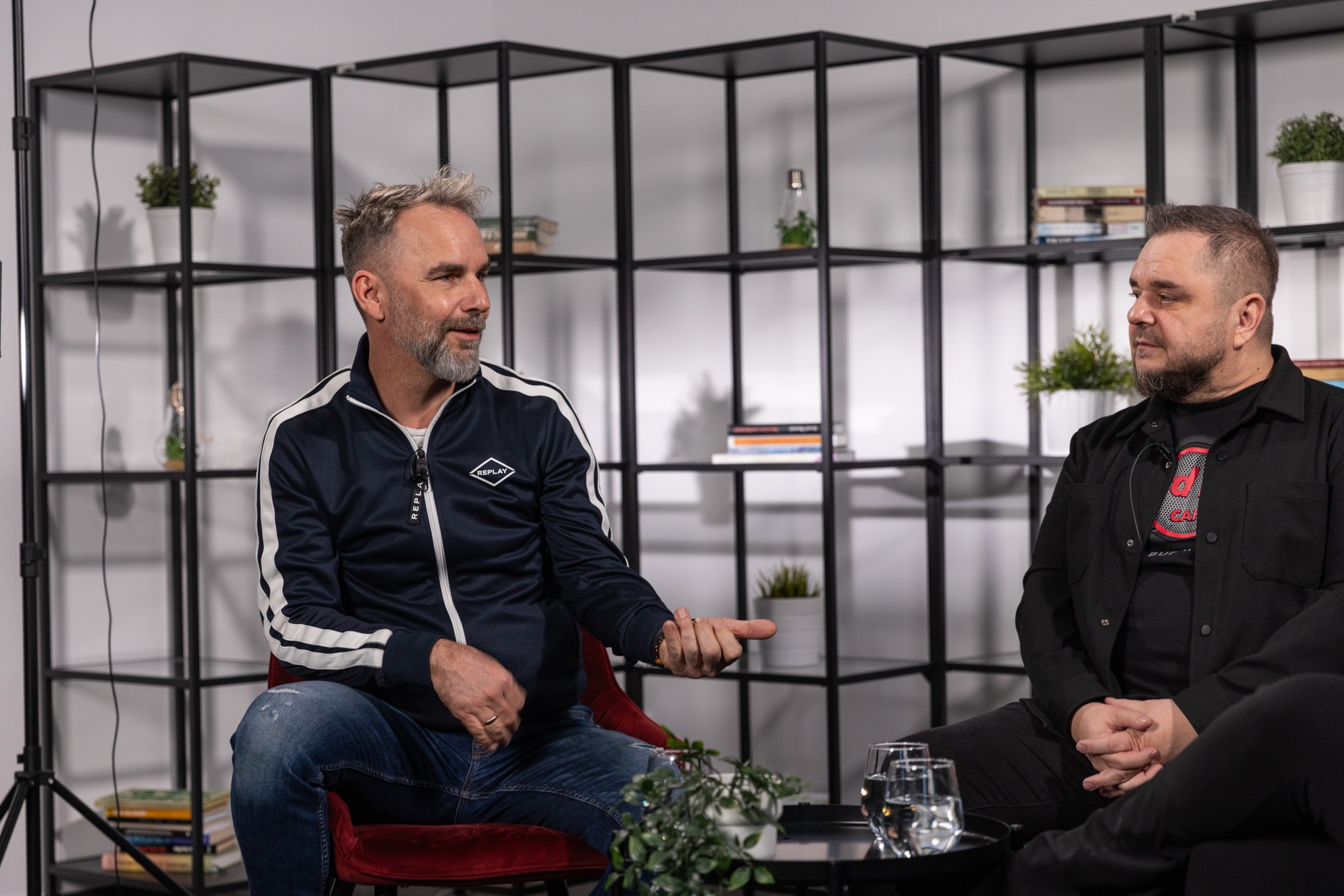 Bubeník skupiny Desmod Ján Škorec a spevák Mário „Kuly“ Kollár v relácii Off Record.