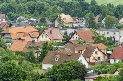 Z domów jednorodzinnych robią bloki. "Patodeweloperka" ma nowy sposób