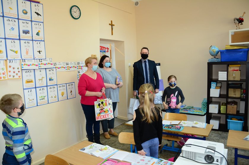 "Babcia upadła i rozbiła głowę". Siedmioletnia Amelka poprosiła o pomoc podczas zdalnej lekcji