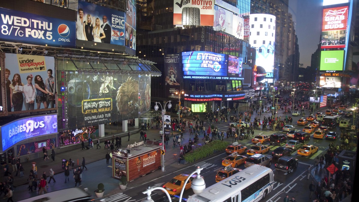 Blick auf den naechtlichen Times Square mit seinen bunten Leuchtreklamen, view onto Times Square wit