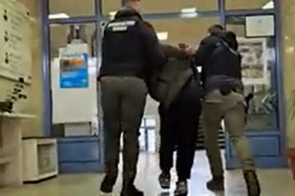 (VIDEO) STAVILI MU LISICE, PA GA POGNUTOG UVELI U STANICU! Ovako je uhapšen silovatelj iz Merošine: Napao taksistkinju (27), i ranije osuđivan