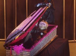 Półnaga Doda wychodzi z trumny