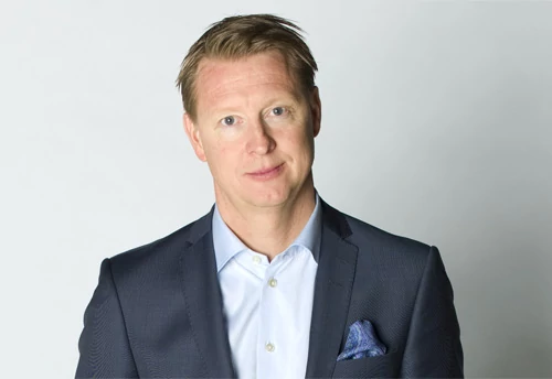 Hans Vestberg, CEO koncernu Ericsson. Na CES 2012 trochę czaruje i przy okazji wyznacza nowy kurs. Jego firma wychodzi z rynku smartfonów, zostawiając ten biznes Sony