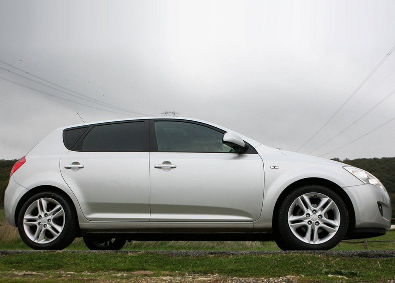 Opel Astra III vs. Kia Cee`d I tanie kompakty z dieslem
