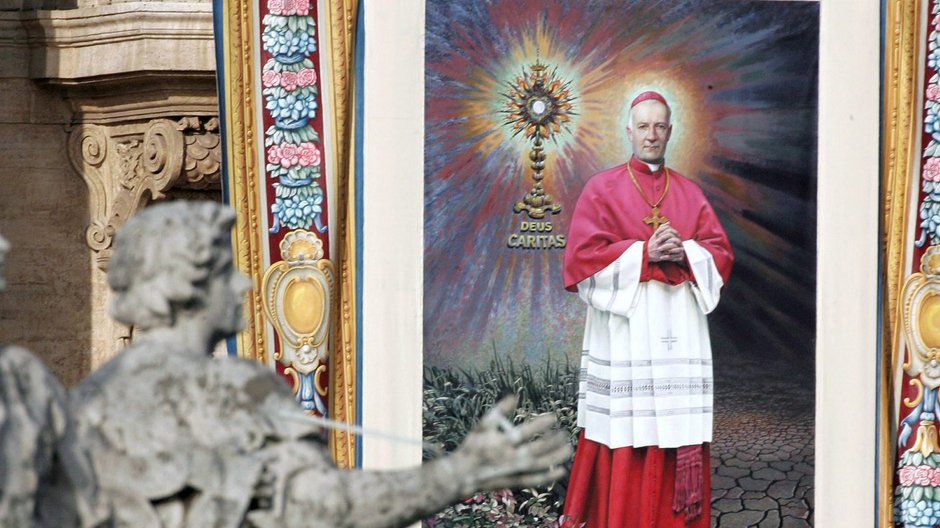 Zdjęcie przedstawiające polskiego arcybiskupa Józefa Bilczewskiego podczas mszy kanonizacyjnej pięciu błogosławionych na Placu św. Piotra w Watykanie