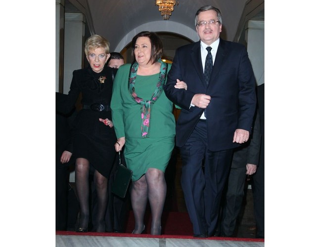Para prezydencka Anna i Bronisław Komorowscy oraz dziennikarka 'Polityki' Janina Paradowska