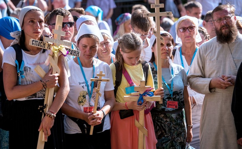 Uczestnicy pieszych pielgrzymek podczas wieczornego nabożeństwa