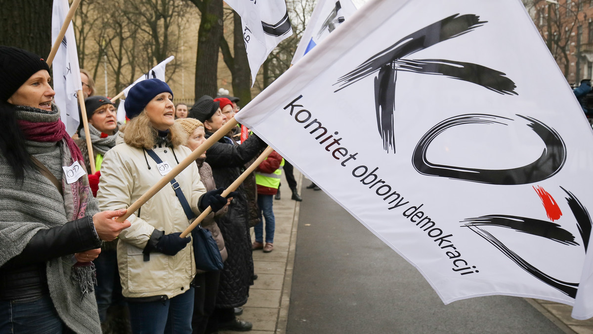 KOD, czyli Komitet Obrony Demokracji organizuje w najbliższą sobotę na Placu Wolności w Poznaniu manifestację w obronie demokracji i Konstytucji RP. "Demokracja w Polsce jest zagrożona. Działania władzy, jej lekceważenie prawa oraz demokratycznego obyczaju zmuszają nas do wyrażenia stanowczego sprzeciwu" - wyjaśniają organizatorzy.