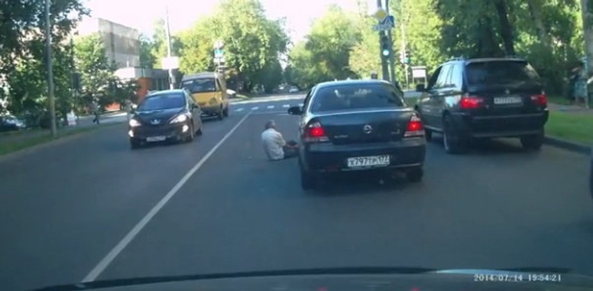 Čovek ostaje na putu dok bahati vozač nestaje sa lica mesta