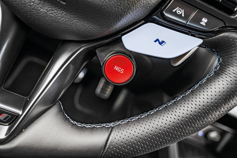 Tym przyciskiem na kierownicy Kony N można zmieniać ustawienia układu kierowniczego, zawieszenia, skrzyni biegów i pedału gazu.