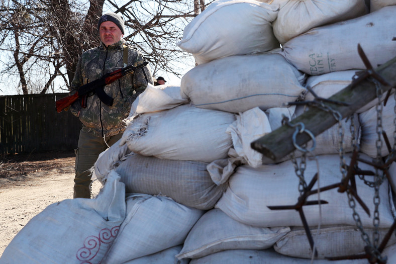 Żołnierz ukraińskiej obrony terytorialnej w Żytomierzu, 22 marca 2022 r. 