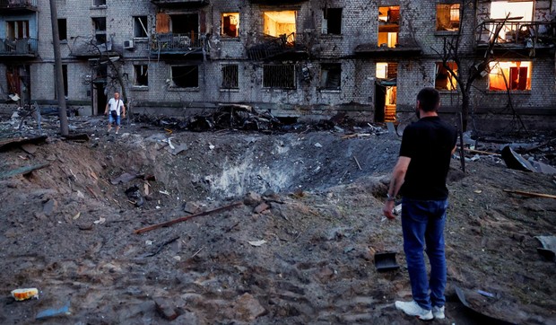 Eksplozija je napravila krater pored bombardovanih zgrada u Kijevu | Foto: Reuters