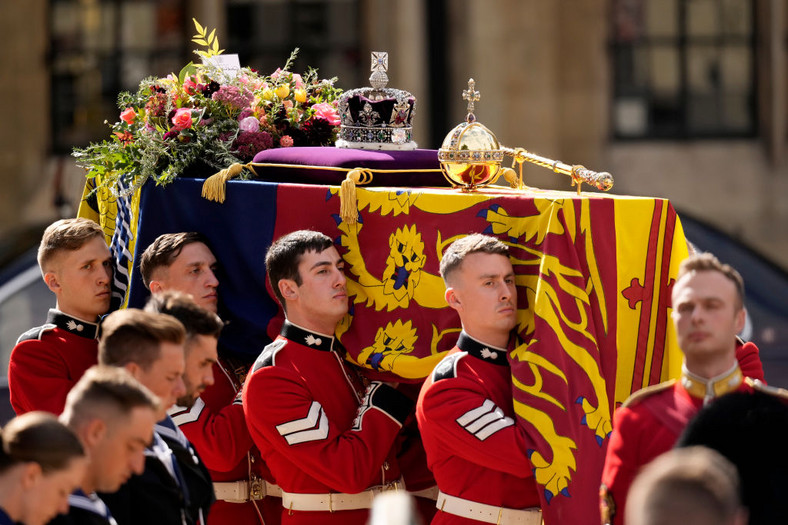 Trumna z ciałem królowej Elżbiety II (Fot. Christopher Furlong/Getty Images)