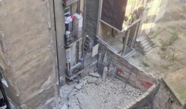 Veliki zid pao nasred dvorišta stambene zgrade