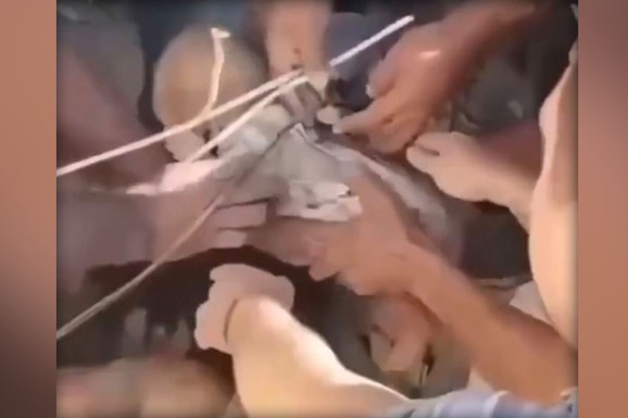 (VIDEO) ZAGRLILA BEBU I TELOM JE ŠTITILA DOK SE ZGRADA RUŠILA NA NJIH Spasioci i građani pronašli ženu i dete ŽIVE ispod betonskog stuba posle zemljotresa u Kolumbiji: Snimak rasplakao svet